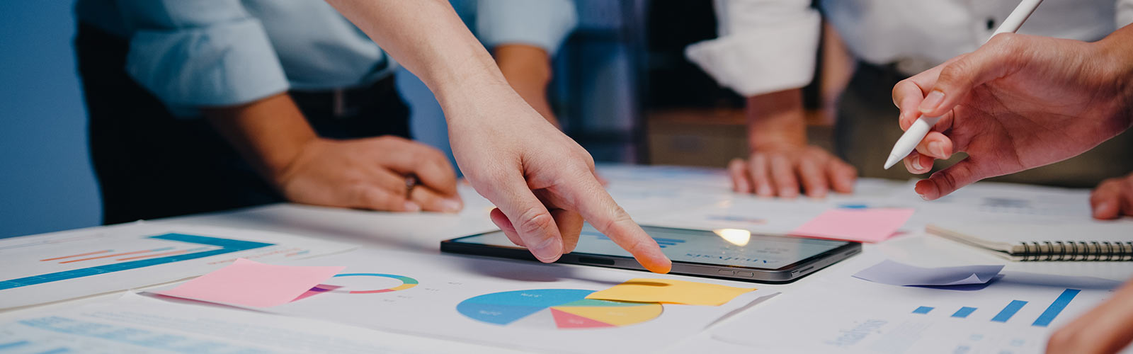 company digital marketing team meeting